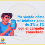 Yo viendo cómo mi teléfono pasa de 2% a 1% con el cargador conectado.